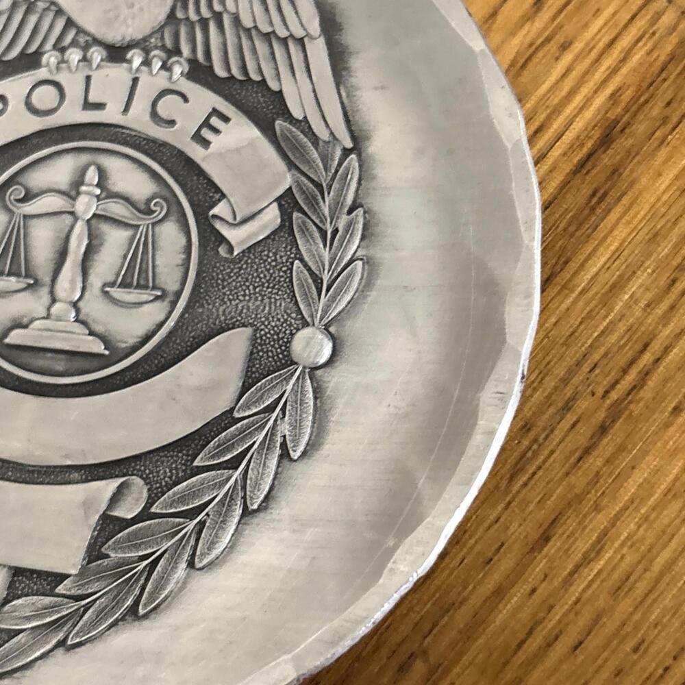 Vtg Wendell August Forge Dish Coaster Police USA 80's Pewter - Picture 5 of 7
